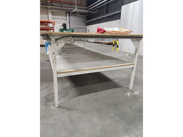 Lot 175 - werktafel met legbank - afbeelding 2 van  4
