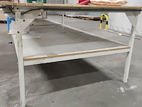 Lot 175 - werktafel met legbank - afbeelding 2 van  4