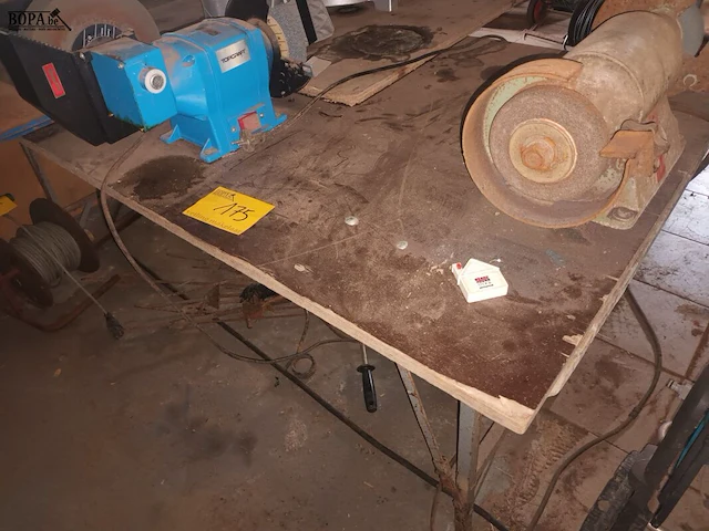 Lot 175 - werktafel met slijpmolens - afbeelding 1 van  3