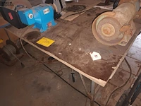 Lot 175 - werktafel met slijpmolens - afbeelding 1 van  3