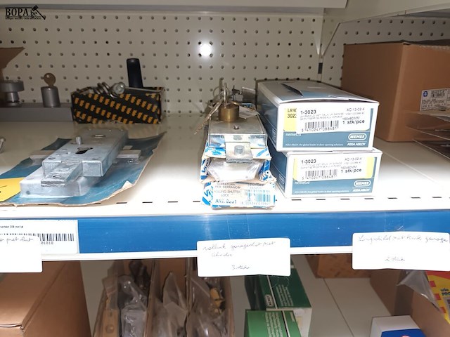 Lot 176 - sloten en krukken - afbeelding 2 van  5