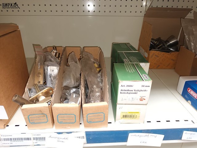 Lot 176 - sloten en krukken - afbeelding 3 van  5