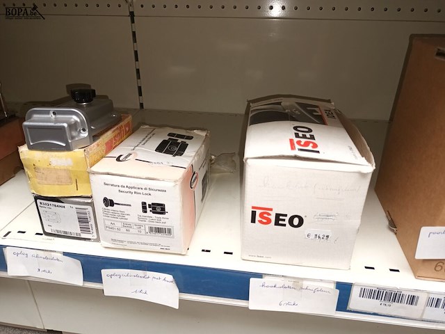 Lot 176 - sloten en krukken - afbeelding 4 van  5