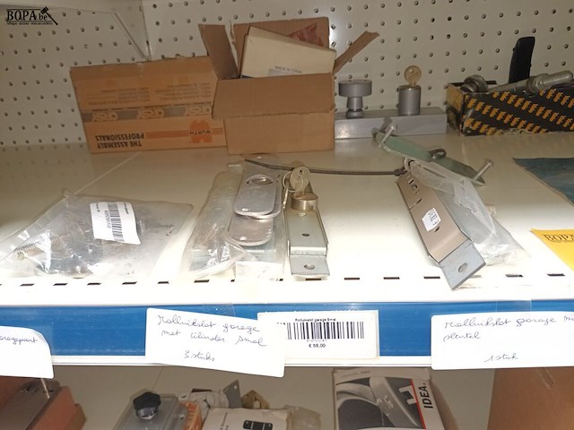 Lot 176 - sloten en krukken - afbeelding 5 van  5