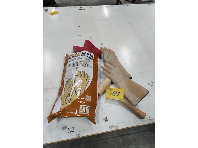 Lot 177 - isolerende handschoenen en hamer - afbeelding 1 van  4
