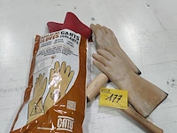 Lot 177 - isolerende handschoenen en hamer - afbeelding 1 van  4