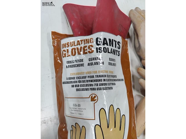 Lot 177 - isolerende handschoenen en hamer - afbeelding 2 van  4