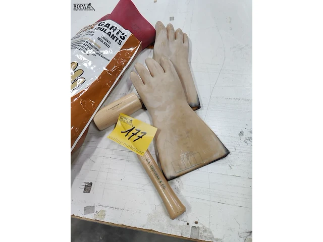 Lot 177 - isolerende handschoenen en hamer - afbeelding 4 van  4