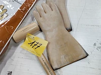 Lot 177 - isolerende handschoenen en hamer - afbeelding 4 van  4
