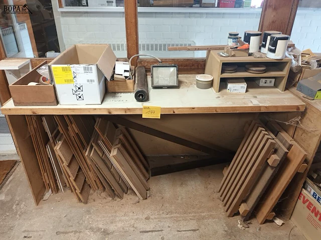 Lot 177 - werktafel met inhoud - afbeelding 1 van  5