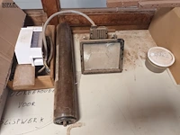 Lot 177 - werktafel met inhoud - afbeelding 4 van  5