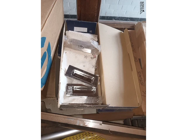 Lot 178 - beslag voor deuren en kasten - afbeelding 3 van  5