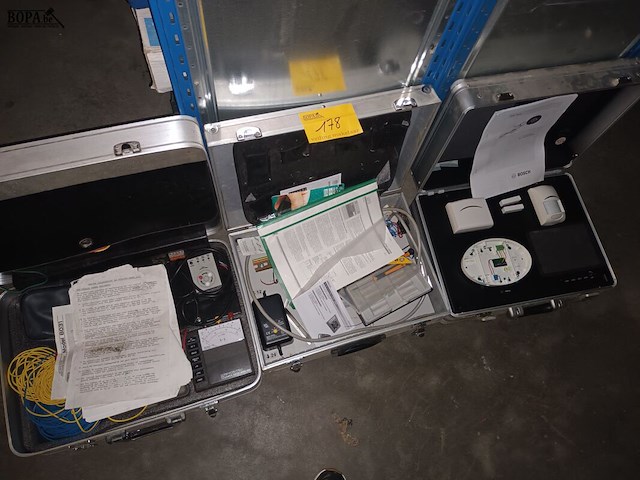 Lot 178 - koffers met testtoestellen. 3 stuks - afbeelding 1 van  7