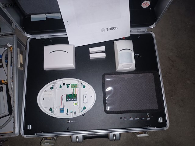 Lot 178 - koffers met testtoestellen. 3 stuks - afbeelding 2 van  7