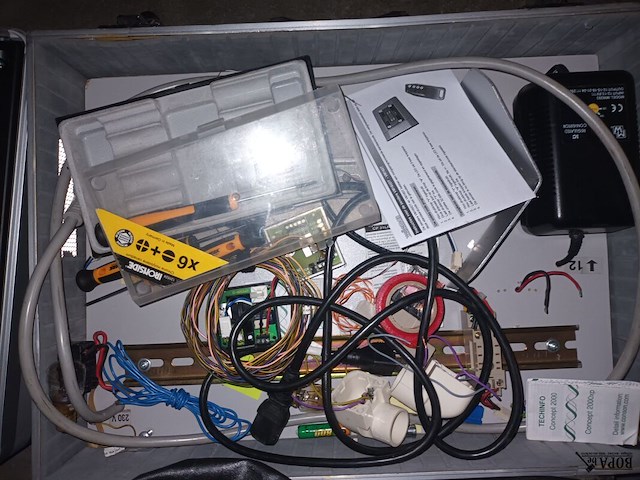 Lot 178 - koffers met testtoestellen. 3 stuks - afbeelding 4 van  7