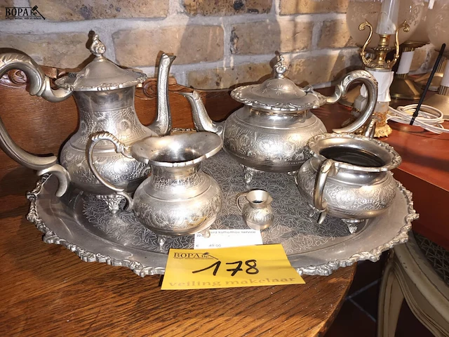 Lot 178 - verzilverd theeset op dienblad - afbeelding 2 van  3