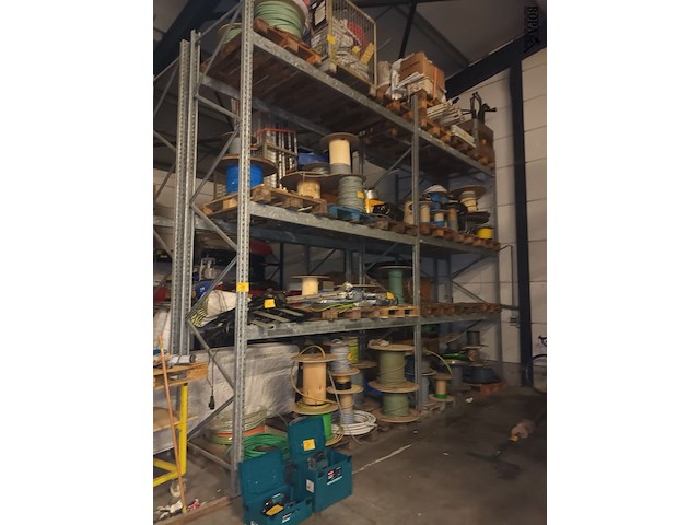 Lot 179 - grijs metalen magazijnrek. 2 stuks - afbeelding 1 van  3