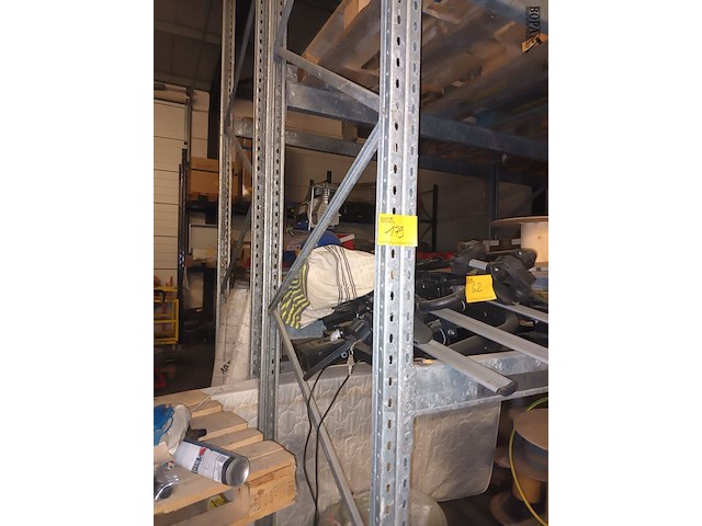 Lot 179 - grijs metalen magazijnrek. 2 stuks - afbeelding 2 van  3