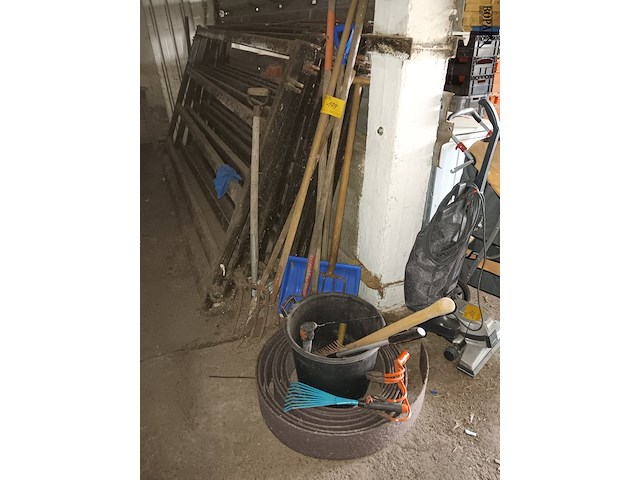 Lot 179 - lot tuinmateriaal - afbeelding 1 van  5