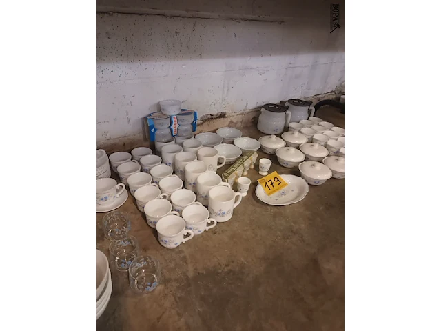 Lot 179 - servies arcopal romantique. 97 stuks - afbeelding 1 van  7