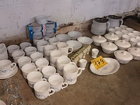 Lot 179 - servies arcopal romantique. 97 stuks - afbeelding 1 van  7