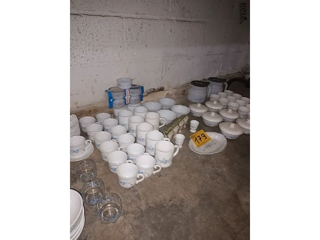 Lot 179 - servies arcopal romantique. 97 stuks - afbeelding 2 van  7