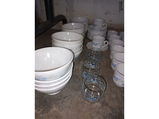 Lot 179 - servies arcopal romantique. 97 stuks - afbeelding 4 van  7