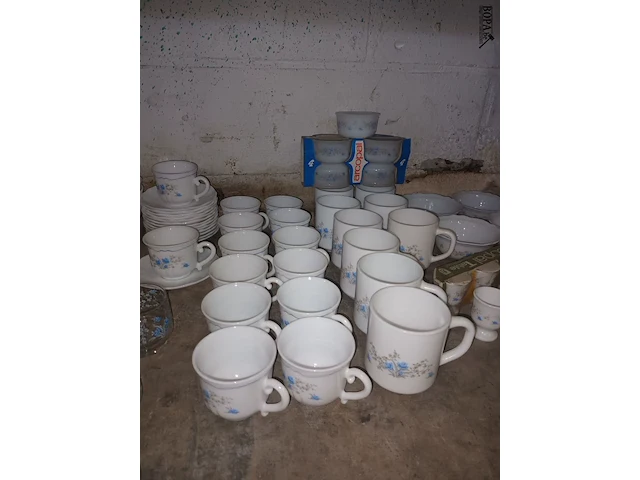 Lot 179 - servies arcopal romantique. 97 stuks - afbeelding 5 van  7