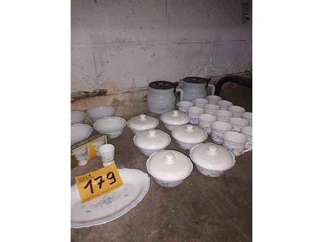 Lot 179 - servies arcopal romantique. 97 stuks - afbeelding 6 van  7