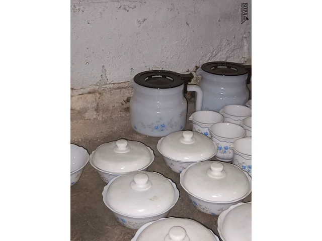 Lot 179 - servies arcopal romantique. 97 stuks - afbeelding 7 van  7
