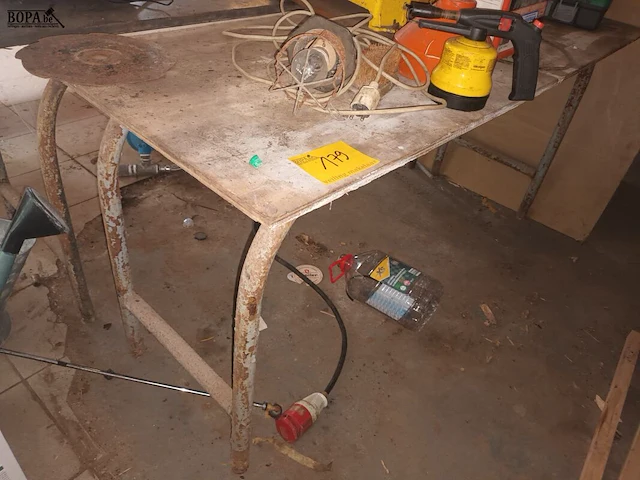 Lot 179 - werktafel - afbeelding 1 van  2