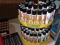 Lot 18 - aanstekers, sigarettendoosjes en lucifers - afbeelding 6 van  8