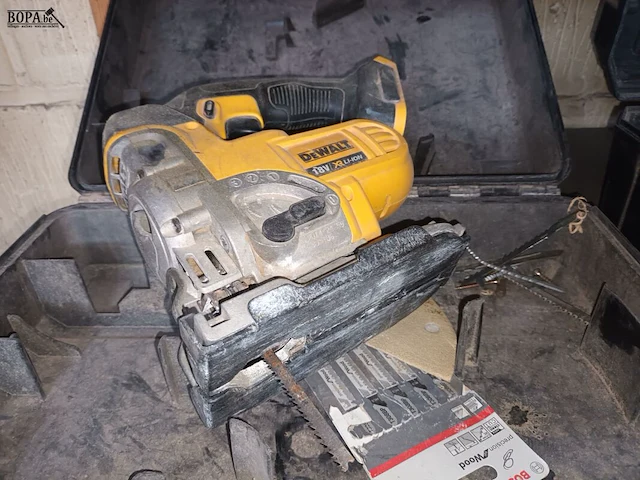 Lot 18 - accu decoupeerzaag dewalt - afbeelding 3 van  4