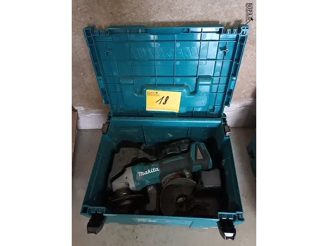 Lot 18 - accu haakse slijper makita in koffer - afbeelding 1 van  3