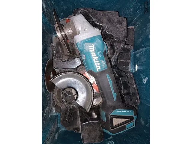 Lot 18 - accu haakse slijper makita in koffer - afbeelding 2 van  3