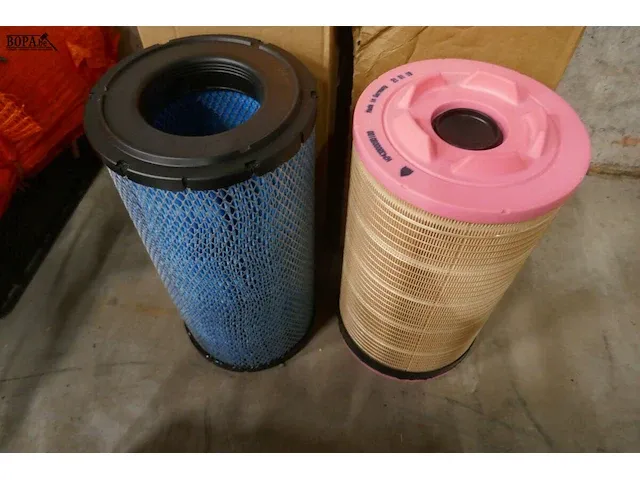 Lot 18 - air filters - afbeelding 1 van  3