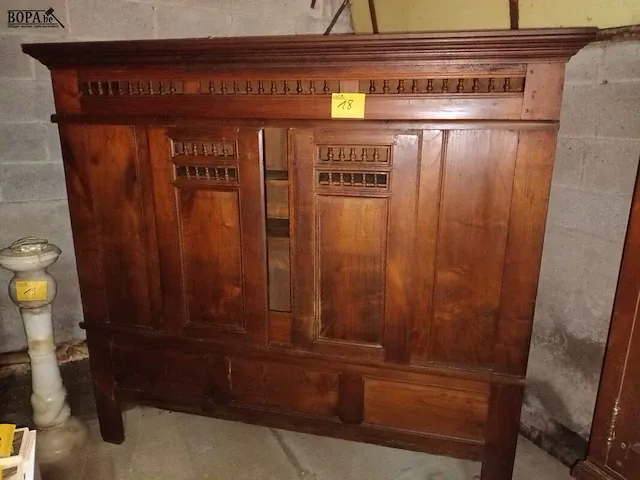 Lot 18 - antieke kast met schuifdeuren - afbeelding 1 van  4