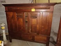 Lot 18 - antieke kast met schuifdeuren - afbeelding 1 van  4