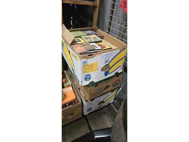 Lot 18 - cd’s, 3 bananendozen - afbeelding 1 van  3