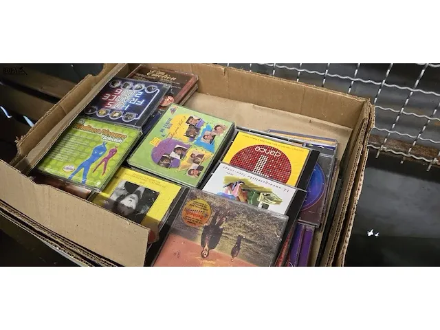 Lot 18 - cd’s, 3 bananendozen - afbeelding 2 van  3