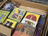 Lot 18 - cd’s, 3 bananendozen - afbeelding 2 van  3