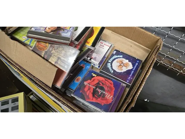 Lot 18 - cd’s, 3 bananendozen - afbeelding 3 van  3