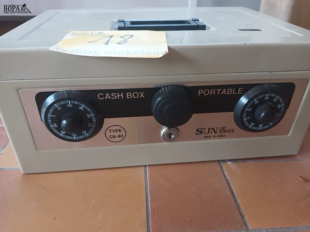 Lot 18 - draagbare cash box - afbeelding 2 van  3