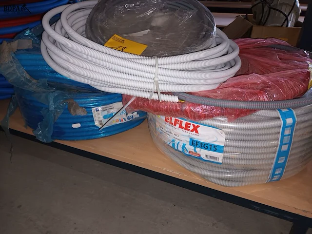 Lot 18 - elflex geribde buis - afbeelding 2 van  5