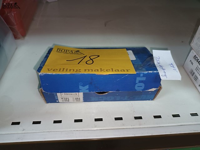 Lot 18 - hangslot - afbeelding 1 van  2