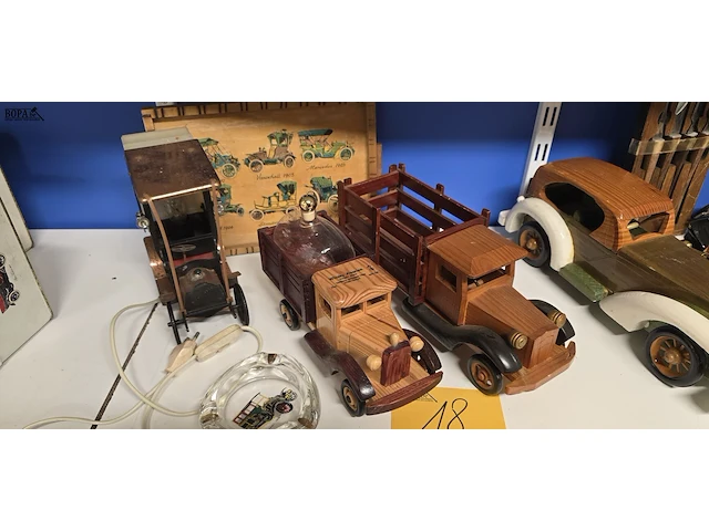 Lot 18 - houten en metalen autootjes en asbak - afbeelding 1 van  4
