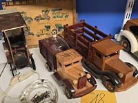 Lot 18 - houten en metalen autootjes en asbak - afbeelding 1 van  4