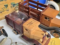 Lot 18 - houten en metalen autootjes en asbak - afbeelding 2 van  4