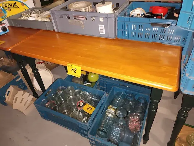 Lot 18 - houten tafel. 2 stuks - afbeelding 1 van  5