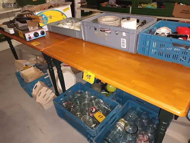 Lot 18 - houten tafel. 2 stuks - afbeelding 2 van  5